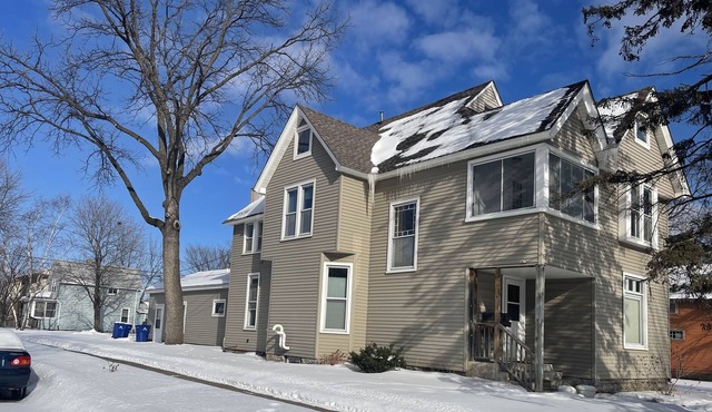 SPACIOUS ONE BEDROOM IN HAMLINE-MIDWAY AREA