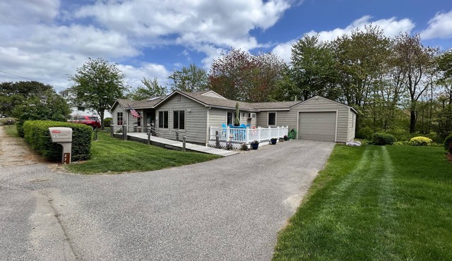 SPACIOUS One level A Peaceful Escape and only a short walk to Cresent beach!