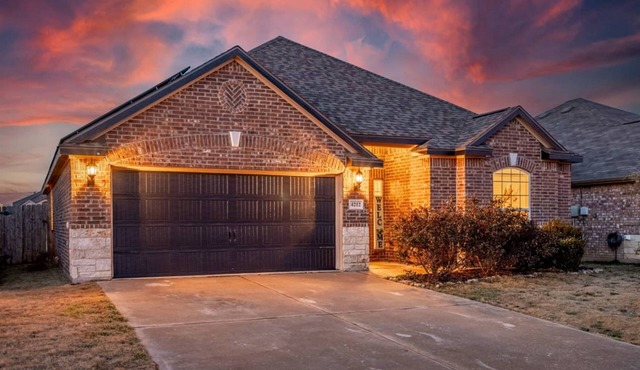 Spacious One-level Home - Calm Neighborhood Yard