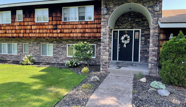 Spacious Oneida lakefront home. 6-bedroom, sleeps 12.