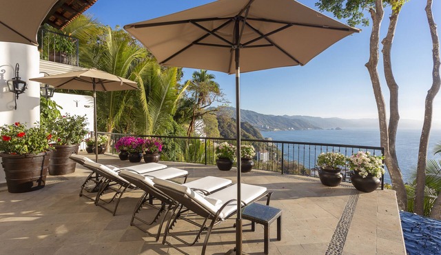 Spacious Open-Air Villa w/Unequaled Luxury/Views, 5 Mins to Town, Chef & Staff