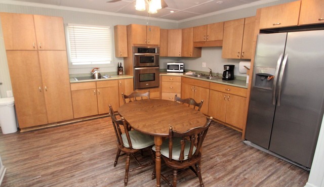 Spacious, Open Concept, Pet Friendly, Lakefront Cottage w/Hot Tub outside Erie