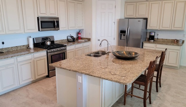 Spacious Open Concept w/pool for Spring Training, golf and leisure!