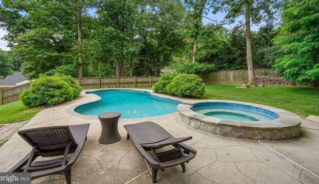spacious open floor plan w/heated pool and hot tub - DC