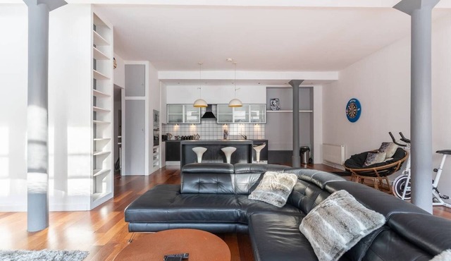 Spacious Open-Plan 2 Bed Apartment, Ideal Location close to Glasgow City Centre