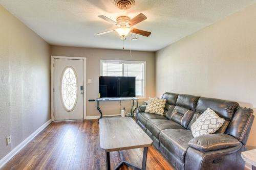 Spacious Orange Rental ~ 3 Mi to Museums & Garden!