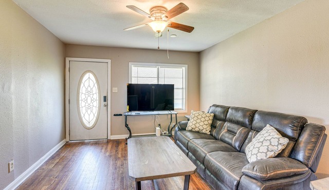 Spacious Orange Rental ~ 3 Mi to Museums & Garden!