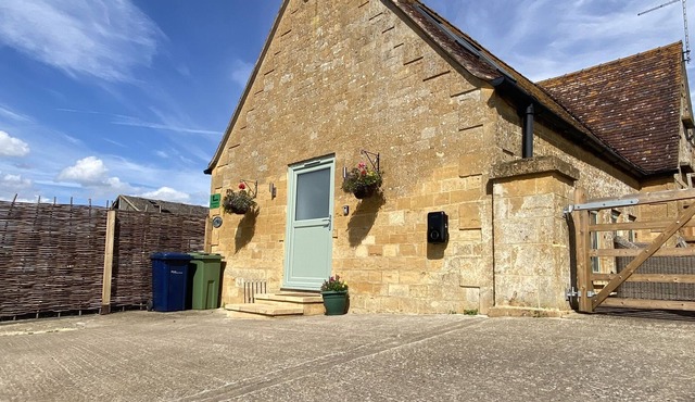 Spacious Organic Cotswold Farm Cottage