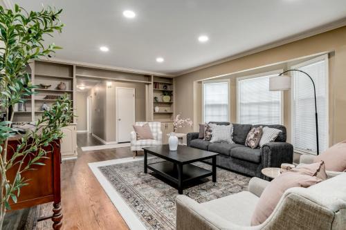 Spacious Overland Park Home Walk to Dining 20 Min to Stadium