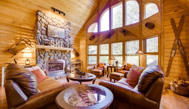 Spacious Packwood Cabin with Hot Tub - Near River