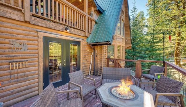 Spacious Packwood Cabin w/Hot Tub - Near River