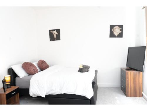 Spacious Pad - Close to Sports Village, Leigh Market, and Mesnes Park - Easy Parking - Super Fast Speed Wi-Fi