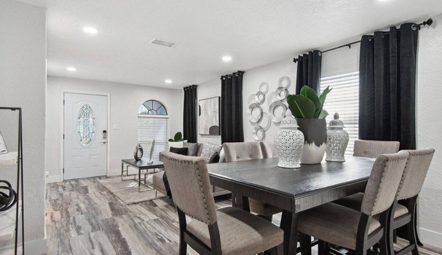 Spacious Palace Retreat 4-bedroom house in St. Petersburg 5 Min From Downtown!
