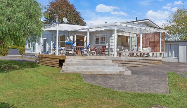 Spacious Papakura Family Delight w Deck and Yard