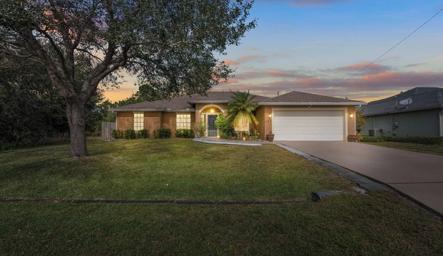 Spacious Paradise House near Jensen Beach! With Game Room & Sunroom