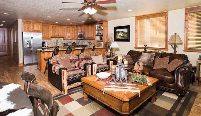 Spacious Park City 4BR, Walk to Three Kings Lift, Mountain Views, Pool & Hot Tu
