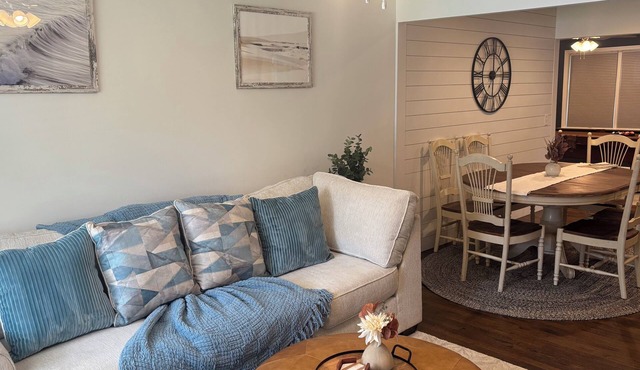 Spacious Park Circle Home - Hot Tub - Fire Pit- Fenced In Yard - Walk to Bars