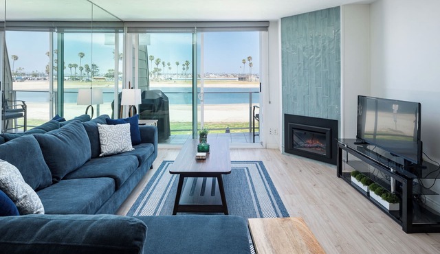Spacious, parking, 10 restaurants close by, on the sand, views. Reduced price.
