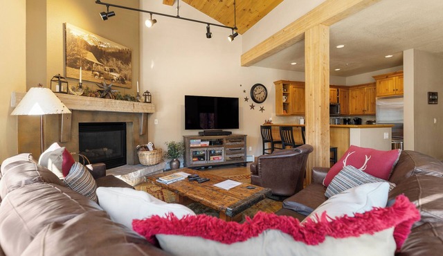 Spacious Patio w/Gorgeous Mountain Views in Cozy Condo Near Resort Shuttle
