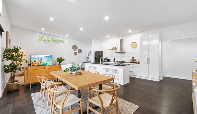 Spacious + Peaceful 3BR house w/deck, 1km to town