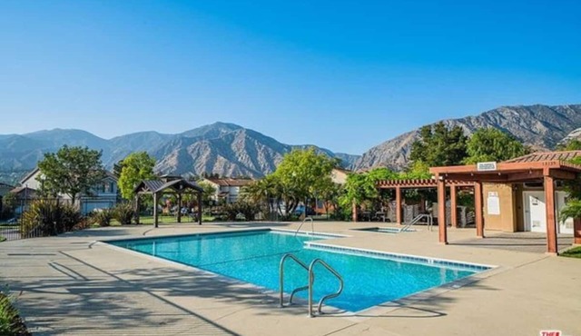 Spacious & Peaceful 4 bedroom Mountain House near Studios, Hiking and Hollywood