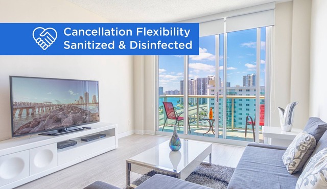 Spacious penthouse across from the beach | WIFI + Parking