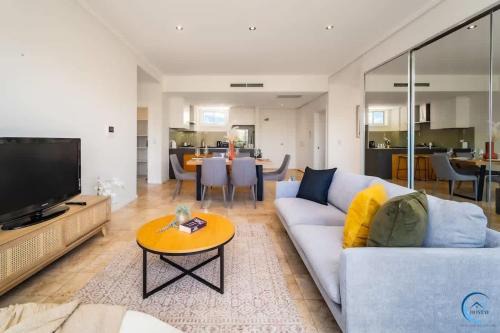 Spacious Penthouse 2 Private Room Retreat - Parking & Terrace