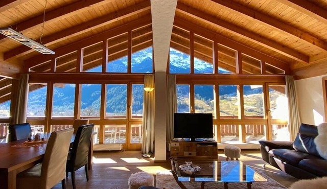 Spacious penthouse with balcony and panoramic mountain views