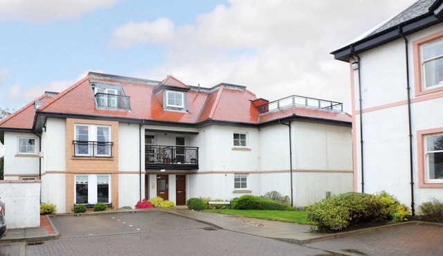 Spacious penthouse flat in Gullane, featuring 3 en-suite bedrooms. Sleeps 6.