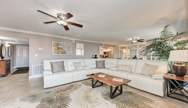 Spacious Penthouse Suite, Updated 3 Bed, 3 Bath, On Crescent Beach, Great Views!