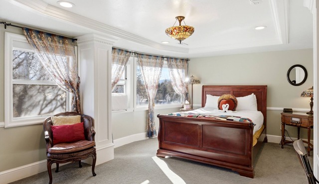 Spacious penthouse Victorian Suite in Boutique B&B