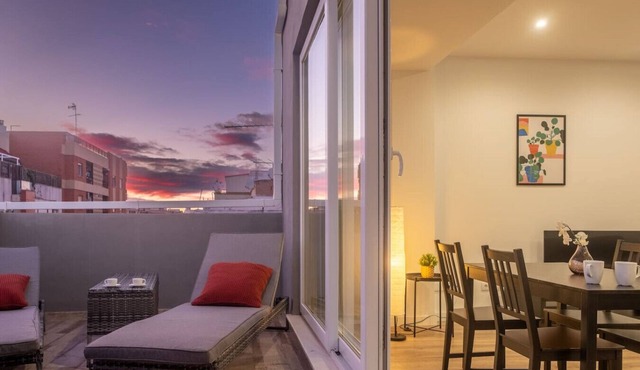 Spacious Penthouse W/Private Terrace
