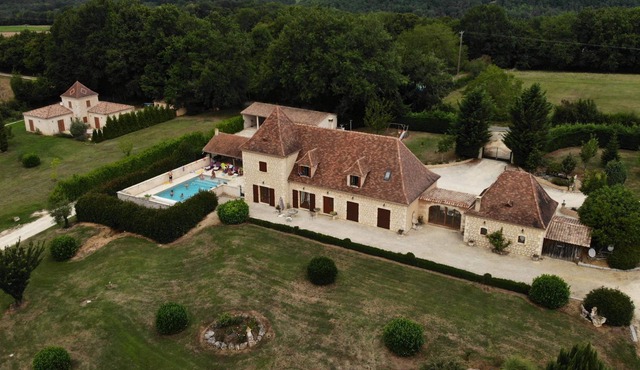 Spacious Périgord house for 15 people with swimming pool