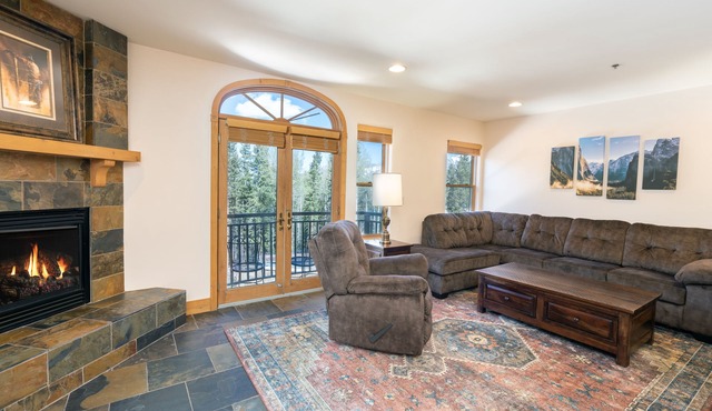Spacious Pet-Friendly 2-Bedroom Mountain Escape With Amenities