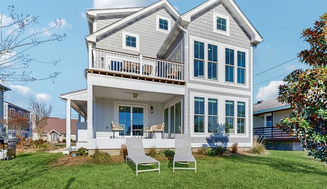 Spacious pet friendly waterfront house w/deck, patio, balcony & gas grill