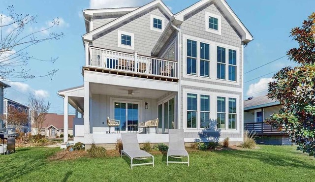 Spacious pet friendly waterfront house w/deck, patio, balcony & gas grill