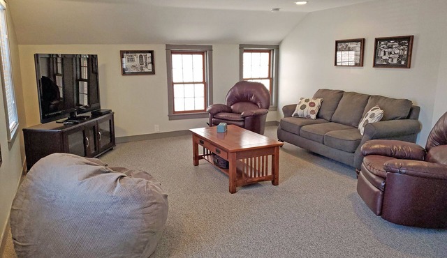 Spacious, Pet Friendly Apartment in the Heart of Downtown