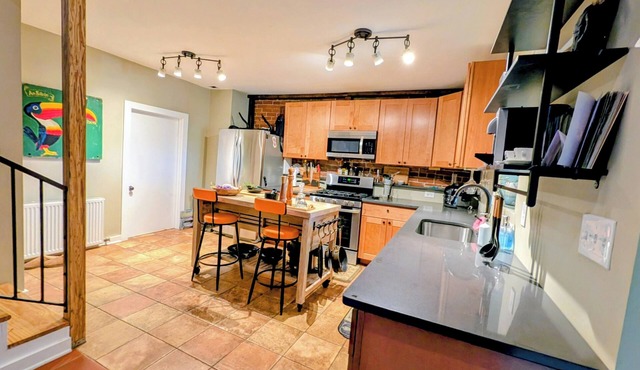 Spacious, pet-friendly home w/yard, 9 min from NFL Stadium, free parking