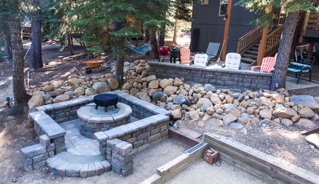 Spacious Pet Friendly Lodge w/Hot Tub!