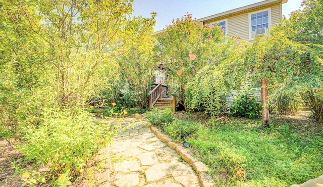 Spacious, pet-friendly home with a pool and hot tub. Mins from Warren Dunes