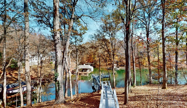 Spacious pet friendly house w/hot tub, kayaks, air hockey, deck & patio