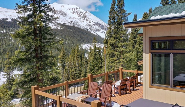 Spacious, pet-friendly retreat w/hot tub, breathtaking views, & excellent WiFi - The Yellow Rose
