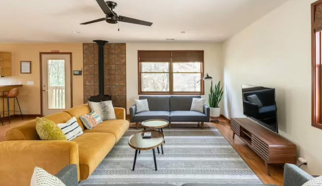 Spacious pet friendly guesthouse on private estate