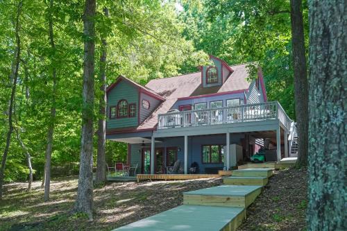 Spacious pet friendly waterfront house with patio & grill