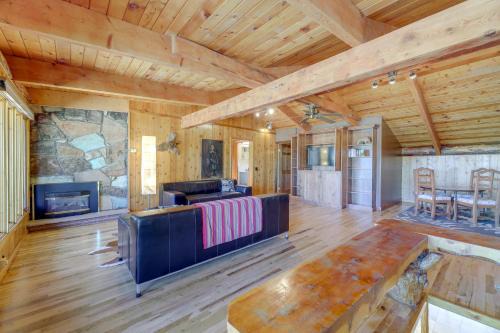 Spacious Pinedale Home w/Mountain Range View