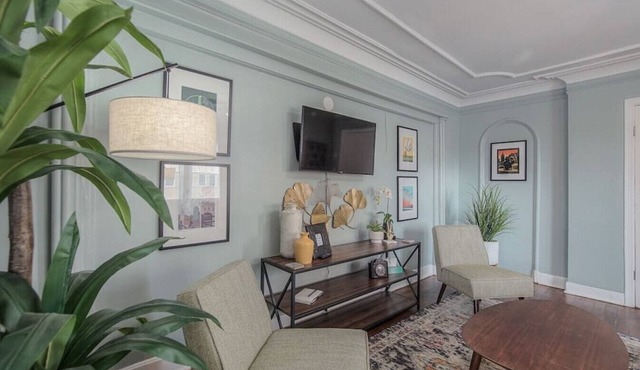 Spacious Plaza Stay: 1bd/1ba