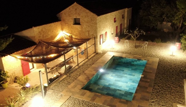 Spacious, pleasant house with swimming pool for 12