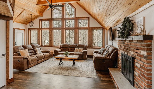 Spacious Pocono Getaway - Arrowhead Lakeside Community Amenities!