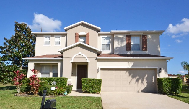 Spacious pool home with games room and hot tub (heating included)