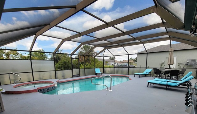 Spacious pool house less than 8 minutes to the beach